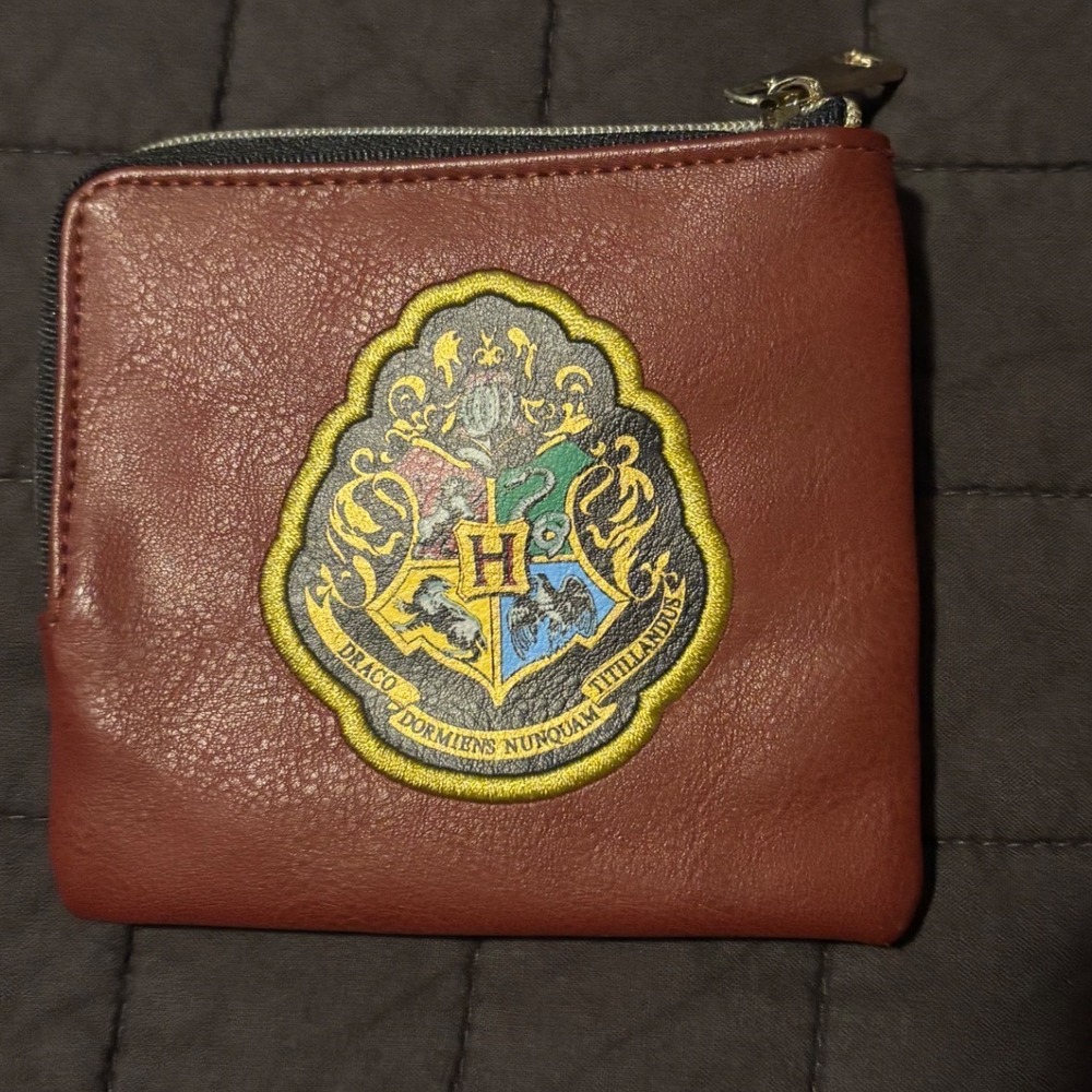 Harry Potter Hogwarts Crest 9 3/4 Burgundy Faux Leather L-Zip Coin Purse - Picture 2 of 3